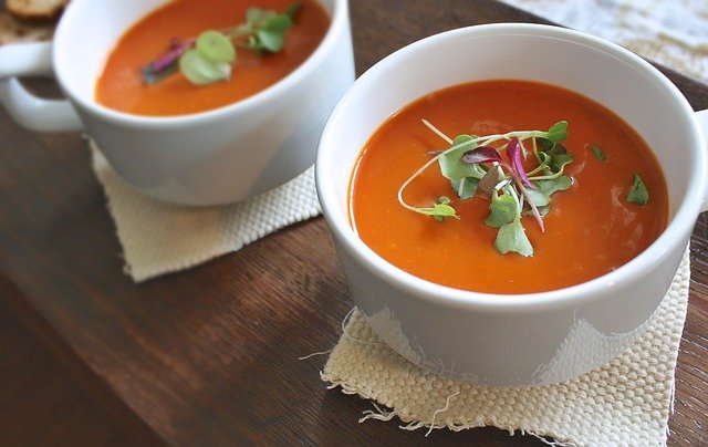 色とりどりの赤いスープ
