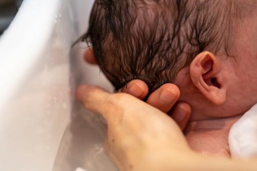 赤ちゃんの後頭部を洗う