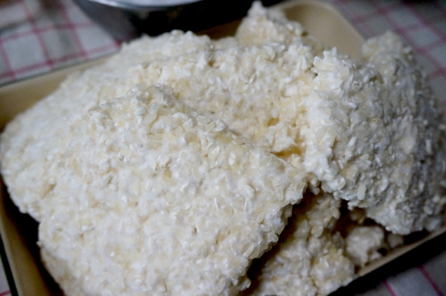 皿に盛られた米麹
